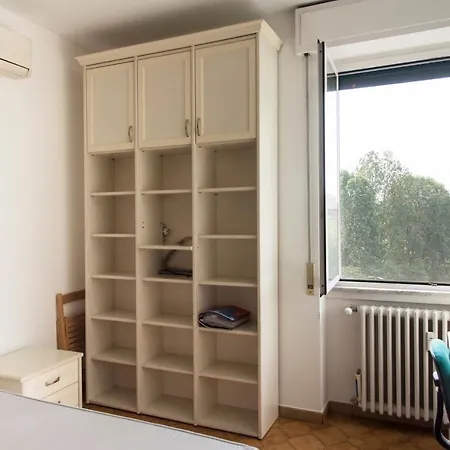 Light & Cozy Flat Near Navigli, Iulm, Bocconi Apartment