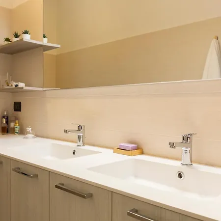 Yellow Line Apartment *