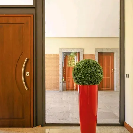 Elegant And Quiet With Terrace Apartment