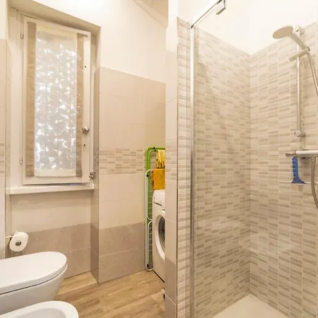 Guesthost - Lovely Near Piazza Firenze! شقة *