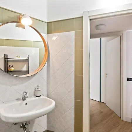 Guesthost - Navigli & Porta Genova M2 Cozy Appartement