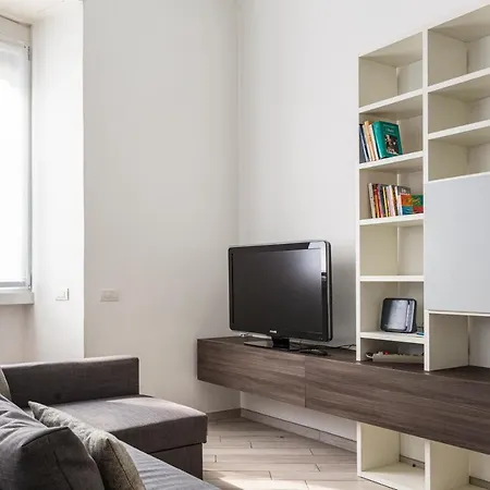 Apartment Spacious Retreat Steps From Lambrate Metro- Via Pacini Milan