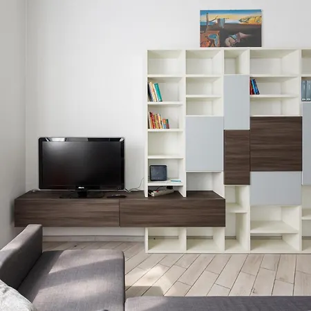 Spacious Retreat Steps From Lambrate Metro- Via Pacini Milan