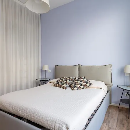 Tricolore Modern And Cozy Appartement