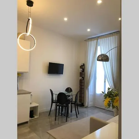 Casa Alberto Da Giussano, Elegante Bilocale In Centro Con Balcone Sul Parco Apartment *