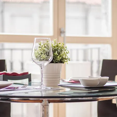 The Rent - Bright Two-bedroom In De Amicis Lejlighed