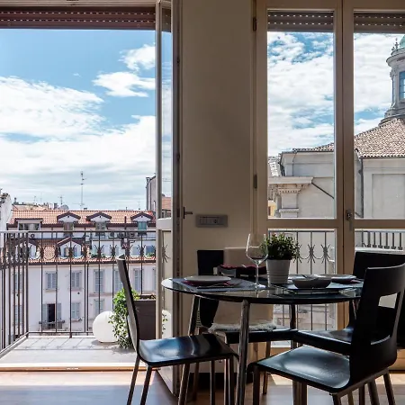 The Rent - Bright Two-bedroom In De Amicis 아파트 밀라노