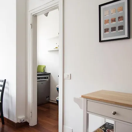 Exquisite Balcony Near Metro Appartement