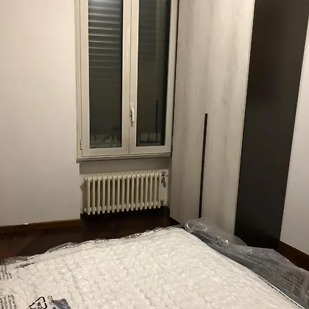 Stanza Milano-precotto Μιλάνο