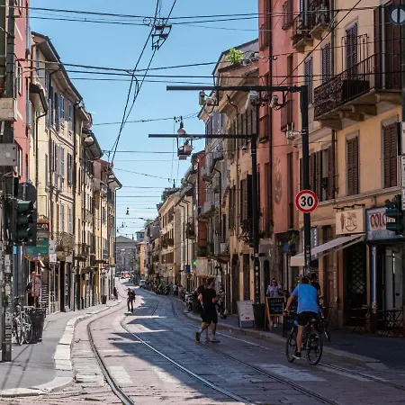 The Rent - Bright Two-bedroom In De Amicis Lejlighed *