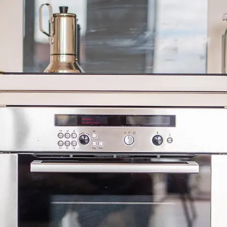 The Rent - Bright Two-bedroom In De Amicis Lejlighed