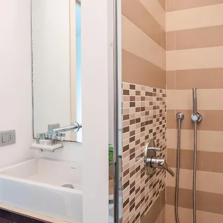 The Rent - Bright Two-bedroom In De Amicis 아파트 밀라노
