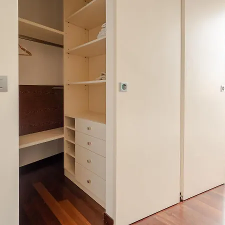 The Rent - Bright Two-bedroom In De Amicis Lejlighed