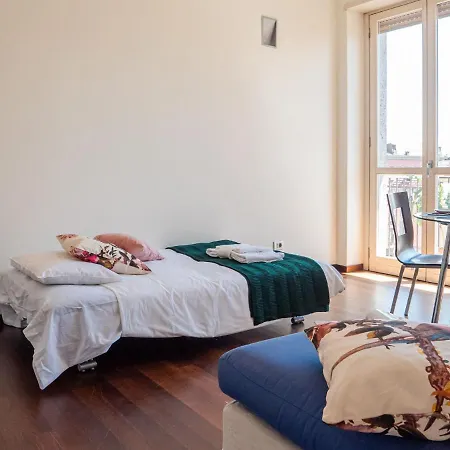 The Rent - Bright Two-bedroom In De Amicis Lägenhet *