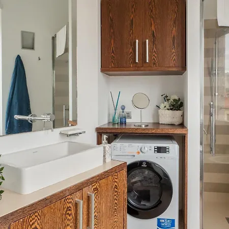 The Rent - Bright Two-bedroom In De Amicis