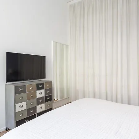 아파트 Easytopstay - Tricolore Modern And Cozy