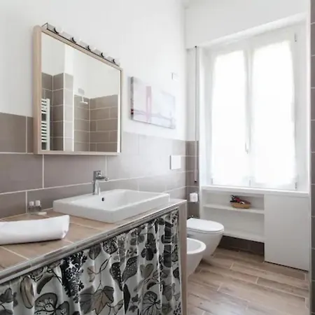 Guesthost - Piazzale Susa Bright Flat Con Veranda 밀라노
