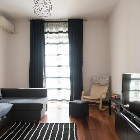 Exquisite Balcony Near Metro Milan