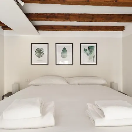 Guesthost - Porta Venezia Modern Loft - The Door *