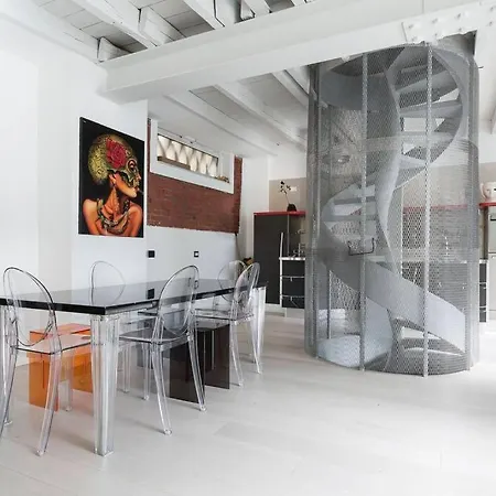 Unique 4 Storey House On Naviglio 4bd, 4bt Apartment