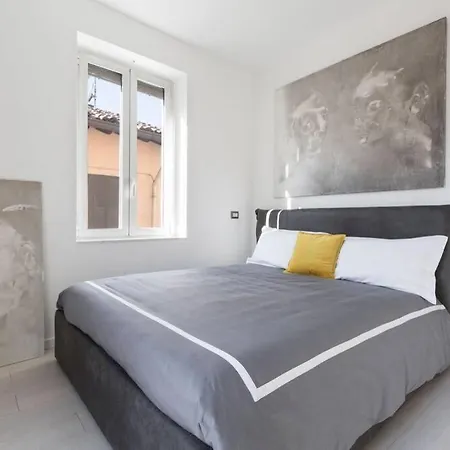 Unique 4 Storey House On Naviglio 4bd, 4bt Apartment