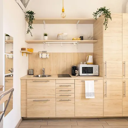 A Yellow Touch - Modern In Isola Apartment