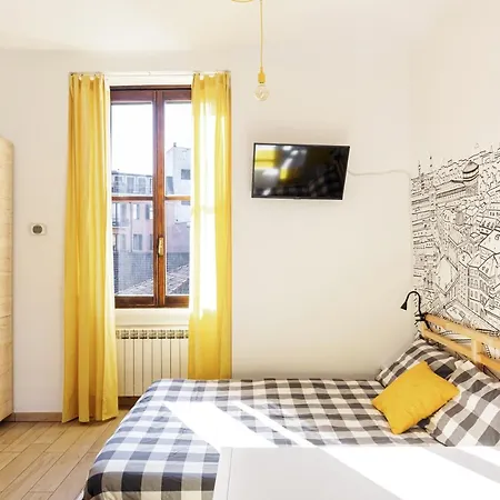 A Yellow Touch - Modern In Isola Apartment