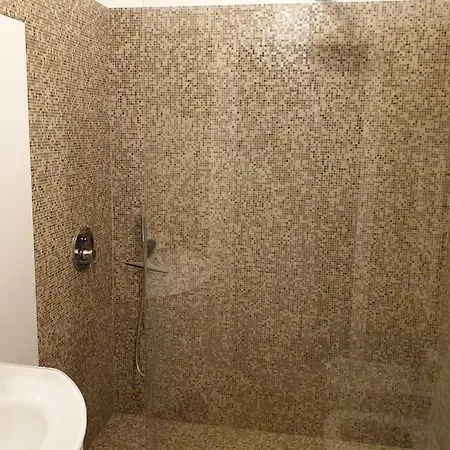Your Lovely Home, Porta Venezia-1 Queen Bed, 3 Single Beds, 1 Sofa Bed- Apartment