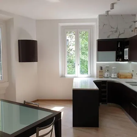 Your Lovely Home, Porta Venezia-1 Queen Bed, 3 Single Beds, 1 Sofa Bed- Apartment