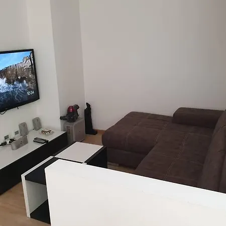 Your Lovely Home, Porta Venezia-1 Queen Bed, 3 Single Beds, 1 Sofa Bed- Apartment