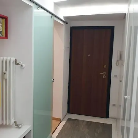 Your Lovely Home, Porta Venezia-1 Queen Bed, 3 Single Beds, 1 Sofa Bed- Apartment Milan