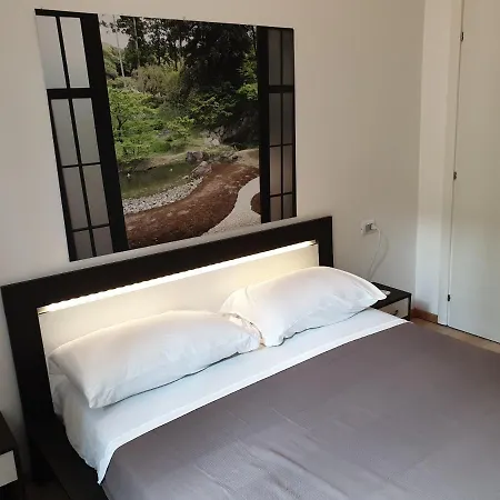Apartment Your Lovely Home, Porta Venezia-1 Queen Bed, 3 Single Beds, 1 Sofa Bed- Milan