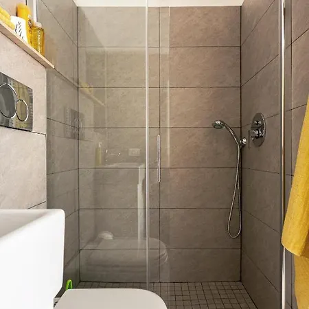 A Yellow Touch - Modern In Isola Apartment *