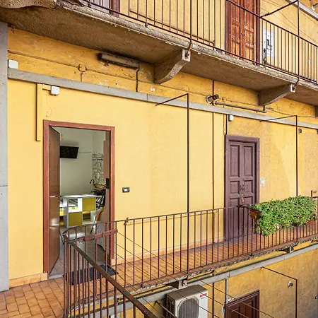 A Yellow Touch - Modern In Isola