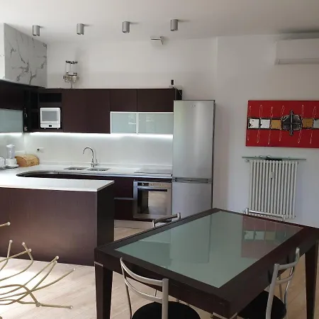 Your Lovely Home, Porta Venezia-1 Queen Bed, 3 Single Beds, 1 Sofa Bed- Apartamento