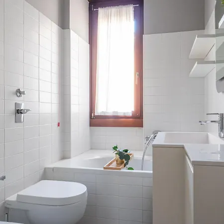 The Rent - Three-bedroom In Acquabella Milan