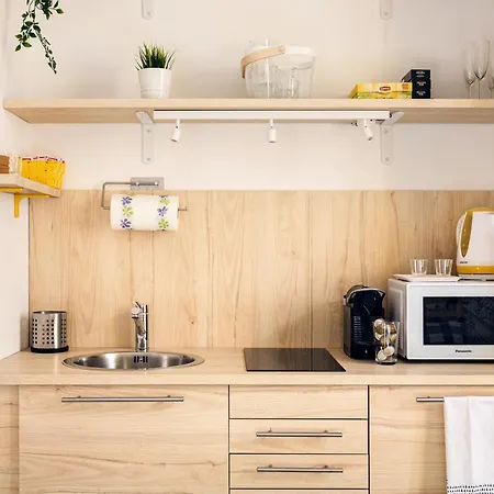 A Yellow Touch - Modern In Isola Apartment Mailand