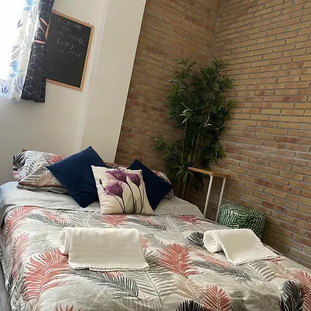 Charming Elise- Close To Station Apartman