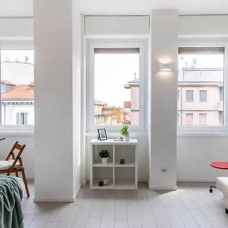 Apartment Joivy Bright For 3 Near Porta Romana And Ied *