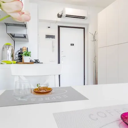 Apartment Joivy Bright For 3 Near Porta Romana And Ied