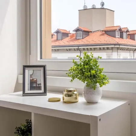 Apartment Joivy Bright For 3 Near Porta Romana And Ied