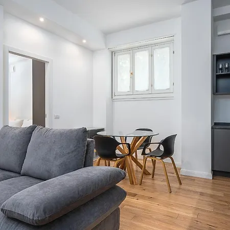 Hemeras Boutique Homes : 3 In Center Apartment *