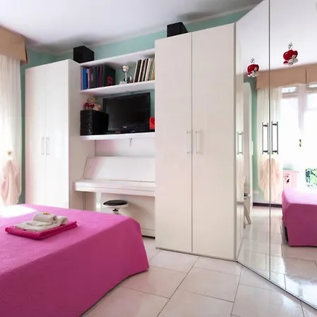 בית הארחה Bright & Cozy With Balcony