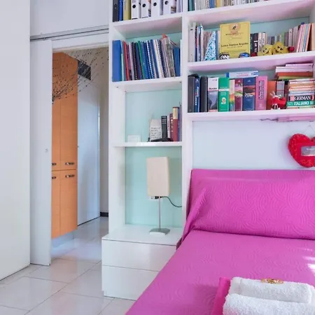 בית הארחה Bright & Cozy With Balcony מילאנו