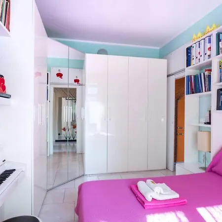 בית הארחה Bright & Cozy With Balcony מילאנו