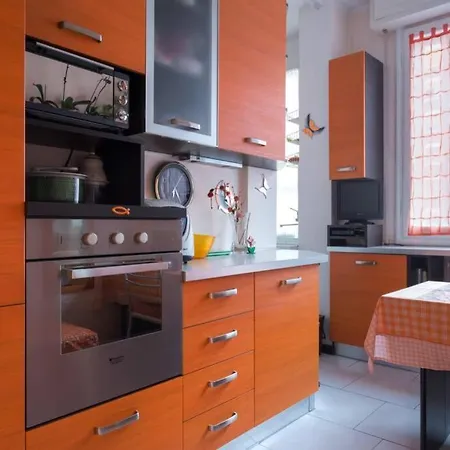 Bright & Cozy With Balcony Πανσιόν