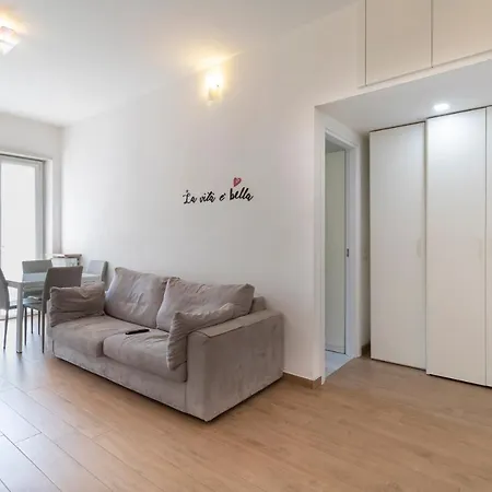 Altido Warm And Inviting Flat With Balcony Apartamento *