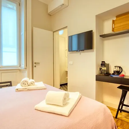 Dimora Claudia - Elegante Matrimoniale Con Bagno, Private Rooms, Self Check In, No Reception *
