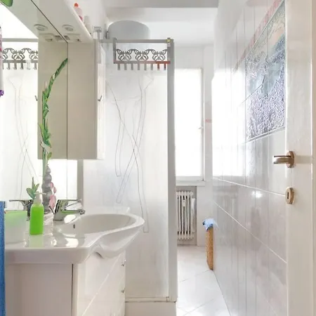 בית הארחה Bright & Cozy With Balcony