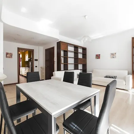 Cenisio M5 Lovely - With Balcony! * Milaan